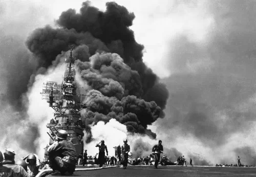 Un avión kamikaze japonés se dirige hacia un buque estadounidense