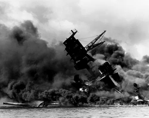 El acorazado USS Arizona ardiendo tras el ataque japonés a Pearl Harbor, 7 de diciembre de 1941