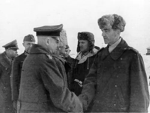 El mariscal de campo Friedrich Paulus y oficiales alemanes del 6.º Ejército tras su rendición en Stalingrado, febrero de 1943