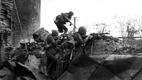 Soldados del Ejército Rojo con subfusiles PPSh-41 durante los combates callejeros en Stalingrado, noviembre de 1942