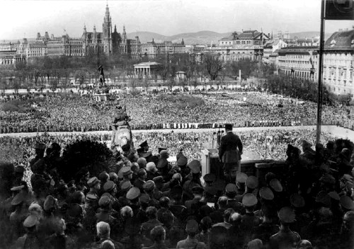 Multitudes en Viena celebrando la entrada de Hitler y el Anschluss de Austria, marzo de 1938