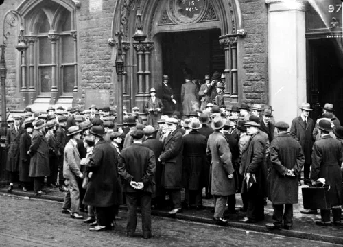 Cola de desempleados durante la Gran Depresión en Estados Unidos, década de 1930