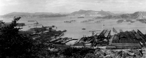 Vista panorámica del Arsenal Naval de Kure en octubre de 1945 tras los bombardeos