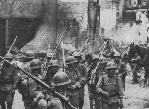 Tropas japonesas en Nankín durante la segunda guerra sino-japonesa en 1937