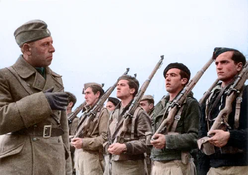 Oficial alemán de la Legión Cóndor instruyendo a soldados nacionalistas en Ávila, enero de 1939