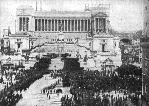 Fascistas marchando hacia Roma junto al monumento a Víctor Manuel II, octubre de 1922
