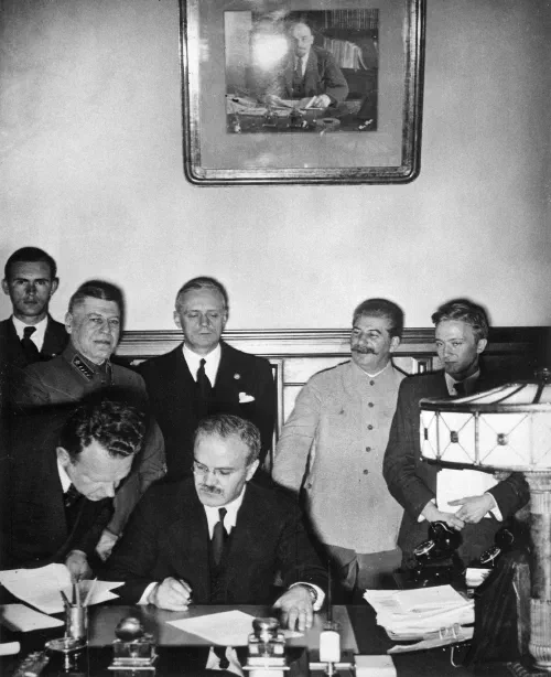 Mólotov firma el Pacto germano-soviético mientras Stalin y Ribbentrop observan, Moscú, 1939