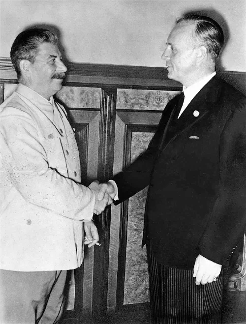 Stalin y Ribbentrop conversando en el Kremlin tras la firma del pacto de no agresión germano-soviético, 23 de agosto de 1939