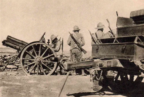 Artillería italiana en posición durante la campaña de Etiopía en la región del Tembien en 1936