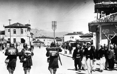 Soldados italianos desfilando ante civiles albaneses el 7 de abril de 1939