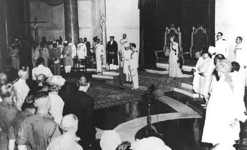 Lord Mountbatten jura a Jawaharlal Nehru como primer ministro de la India independiente el 15 de agosto de 1947