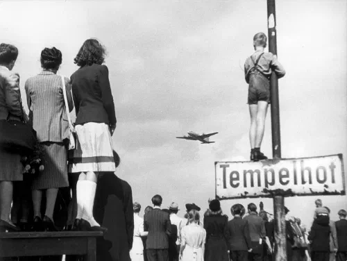 Avión del puente aéreo aterrizando en Tempelhof durante el bloqueo de Berlín