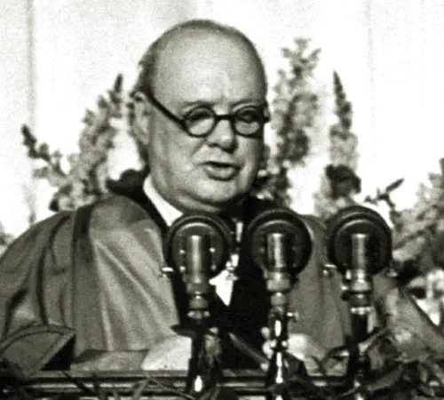 Winston Churchill pronunciando su discurso en el Westminster College de Fulton, Misuri, el 5 de marzo de 1946