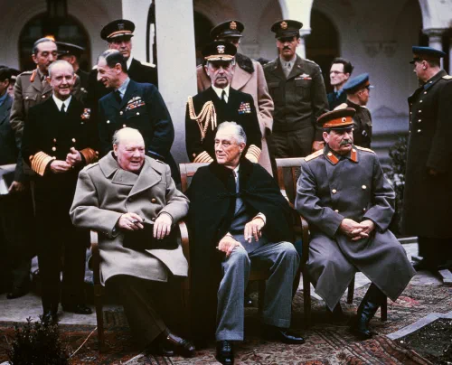 Churchill, Roosevelt y Stalin sentados durante la conferencia de Yalta, febrero de 1945