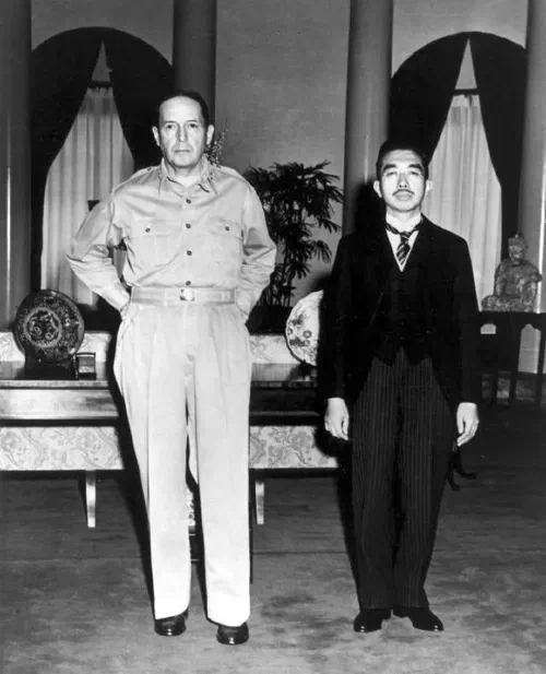 El general Douglas MacArthur junto al emperador Hirohito en su primer encuentro en la embajada de EE. UU. en Tokio, septiembre de 1945
