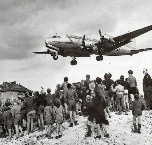 Avión C-54 aterrizando en el aeropuerto de Tempelhof durante el puente aéreo de Berlín, 1948
