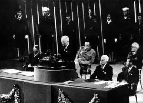 El presidente Harry S. Truman dirigiéndose a los delegados durante la Conferencia de las Naciones Unidas en San Francisco, 1945