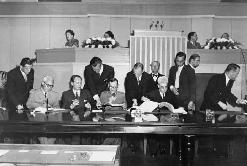 Firma de las Convenciones de Ginebra de 1949