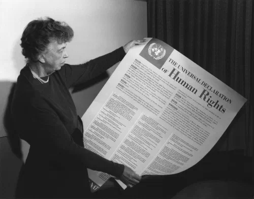 Eleanor Roosevelt sosteniendo un cartel con la Declaración Universal de los Derechos Humanos en noviembre de 1949
