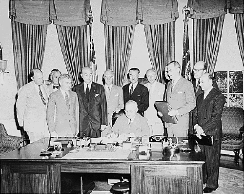 El presidente Harry Truman firma la ratificación del Tratado del Atlántico Norte en agosto de 1949