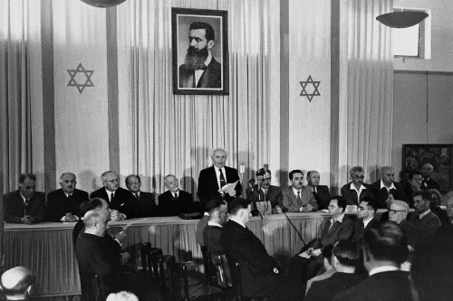 David Ben-Gurión proclama la independencia del estado de Israel el 14 de mayo de 1948 en Tel Aviv, bajo un retrato de Theodor Herzl