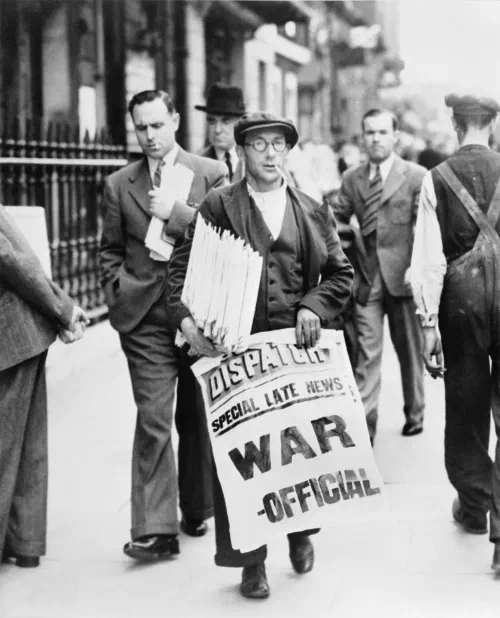 Vendedor de periódicos con un cartel anunciando que Gran Bretaña ha declarado la guerra a Alemania en septiembre de 1939