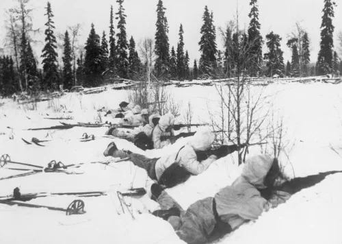 Patrulla de esquiadores finlandeses camuflados en la nieve durante la guerra de Invierno, enero de 1940