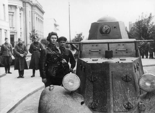Tropas alemanas retirando una barrera fronteriza polaca el 1 de septiembre de 1939