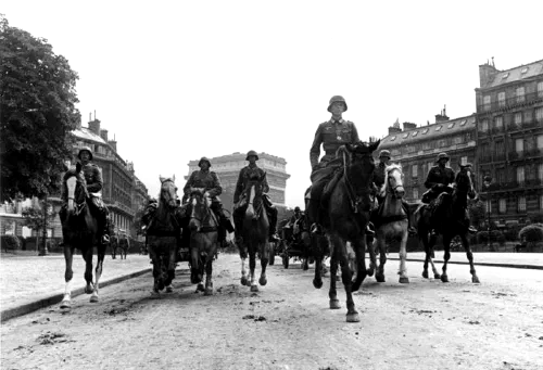 Tropas alemanas a caballo desfilan por la avenida Foch de París en junio de 1940