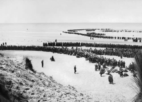 Tropas británicas formando filas en la playa de Dunkerque esperando la evacuación en mayo de 1940