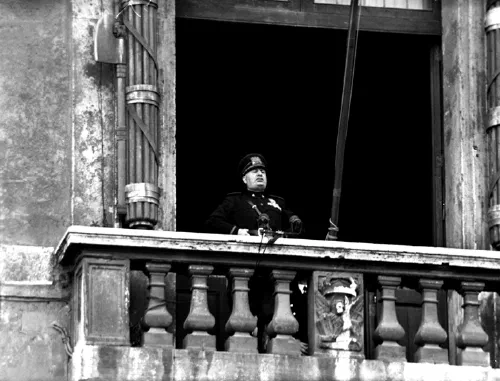 Benito Mussolini pronuncia la declaración de guerra desde el balcón del Palazzo Venezia en Roma, 10 de junio de 1940
