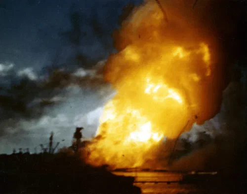 El USS Arizona ardiendo durante el ataque japonés a Pearl Harbor, 7 de diciembre de 1941