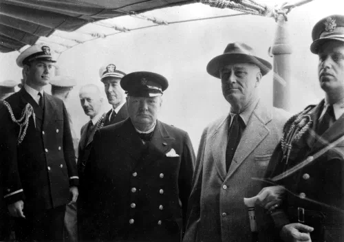 Roosevelt y Churchill se reúnen a bordo del USS Augusta durante la Conferencia del Atlántico en agosto de 1941