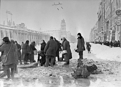 Civiles de Leningrado haciendo cola para recoger agua de los agujeros de los bombardeos en el Nevsky Prospekt, diciembre de 1941