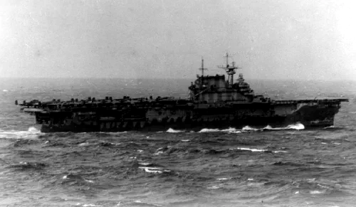 USS Hornet con bombarderos B-25 en cubierta durante la incursión de Doolittle, abril de 1942