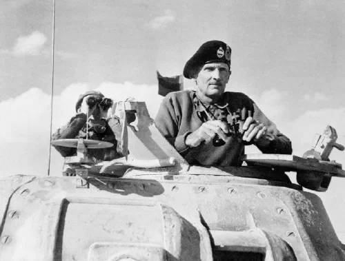 El general Montgomery observa el campo de batalla desde la torreta de su tanque Grant en El Alamein, noviembre de 1942