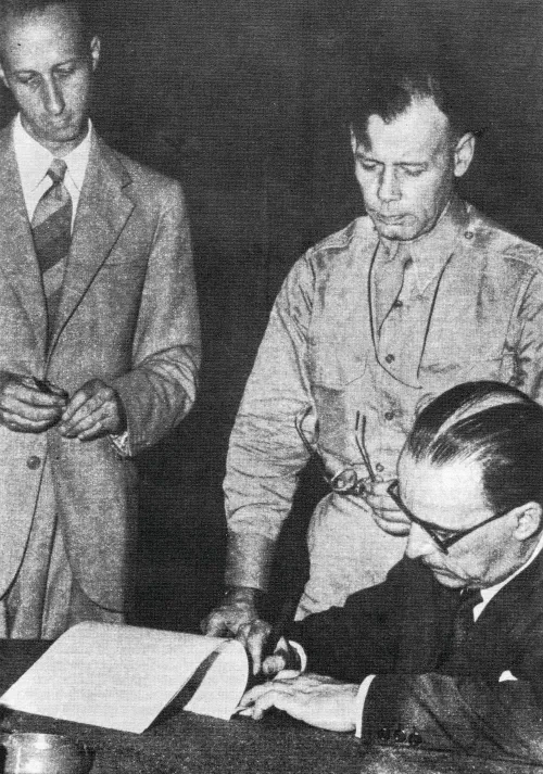 El general Giuseppe Castellano firma el armisticio de Cassibile en nombre de Badoglio, 3 de septiembre de 1943