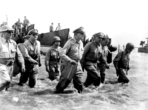 El general MacArthur desembarcando en Leyte, Filipinas, en 1944