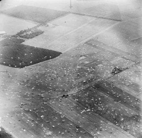 Vista aérea de paracaidistas de la 1.ª Brigada Paracaidista británica descendiendo sobre una zona de salto cerca de Arnhem, septiembre de 1944