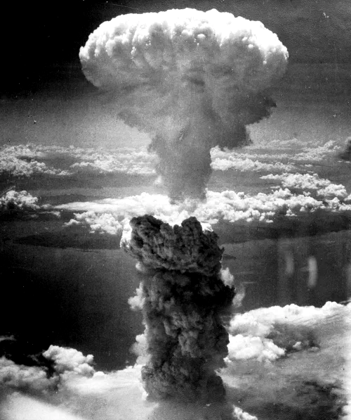 Nube en forma de hongo sobre Nagasaki tras la detonación de la bomba atómica, 9 de agosto de 1945