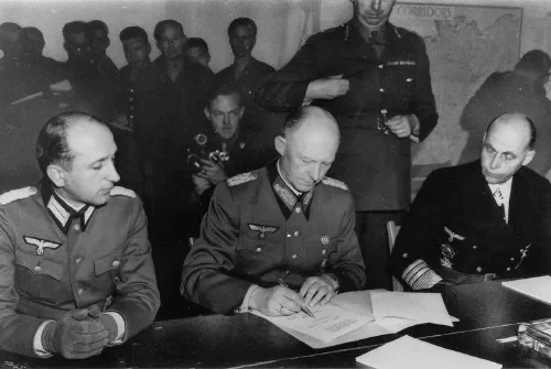 El general Alfred Jodl firma la rendición incondicional de Alemania en Reims, 7 de mayo de 1945