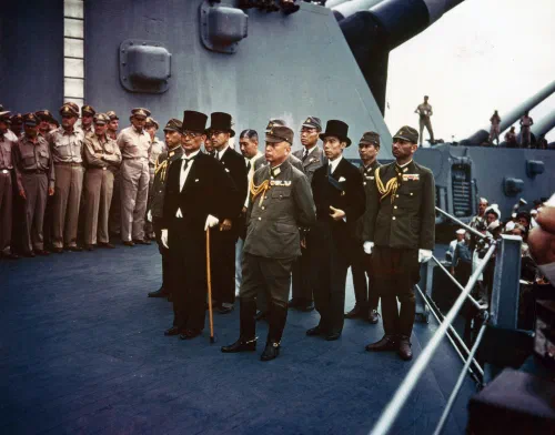 Representantes del Imperio de Japón a bordo del USS Missouri durante la ceremonia de rendición, 2 de septiembre de 1945