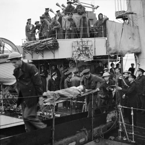 Soldado canadiense herido siendo evacuado tras el desastroso raid de Dieppe en agosto de 1942