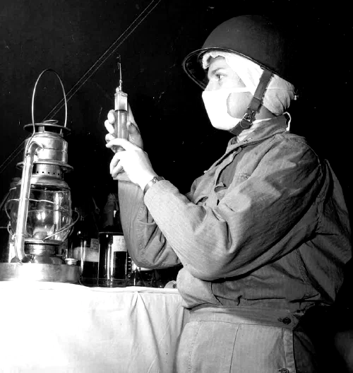 Enfermeras militares atendiendo heridos durante la Segunda Guerra Mundial