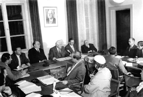 Victor Klemperer durante una conferencia de prensa en la Volkskammer en 1956