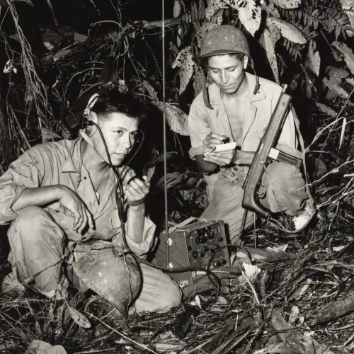 Dos marines navajos code talkers operando un equipo de radio durante la Segunda Guerra Mundial