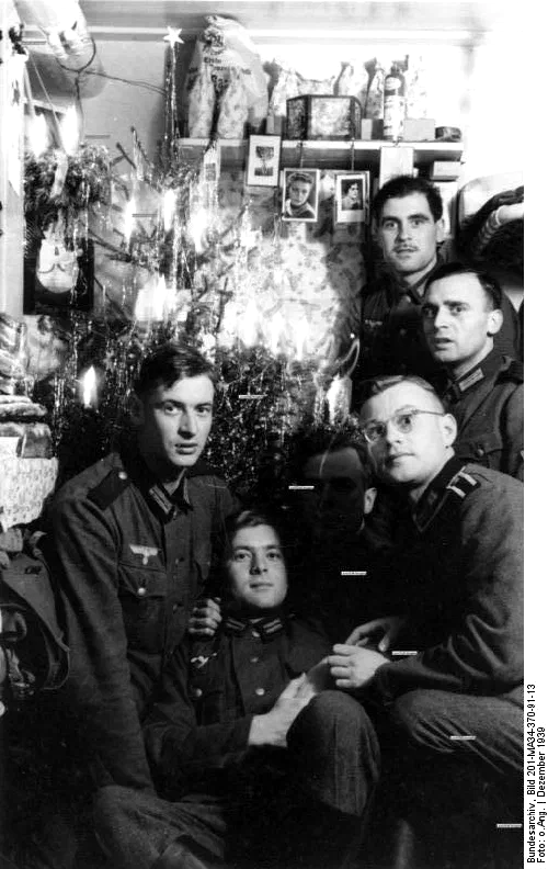 Soldados alemanes celebrando la Navidad de 1939 junto a un árbol decorado en un búnker
