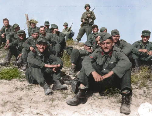 Soldados georgianos del Ostbataillon capturados por tropas estadounidenses en las playas de Normandía, 1944