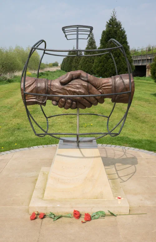 Memorial de la tregua de Navidad de 1914 en el National Memorial Arboretum de Staffordshire, Inglaterra