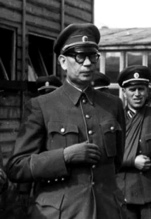 El general Andréi Vlasov rodeado de oficiales del Ejército de Liberación Ruso en Dabendorf